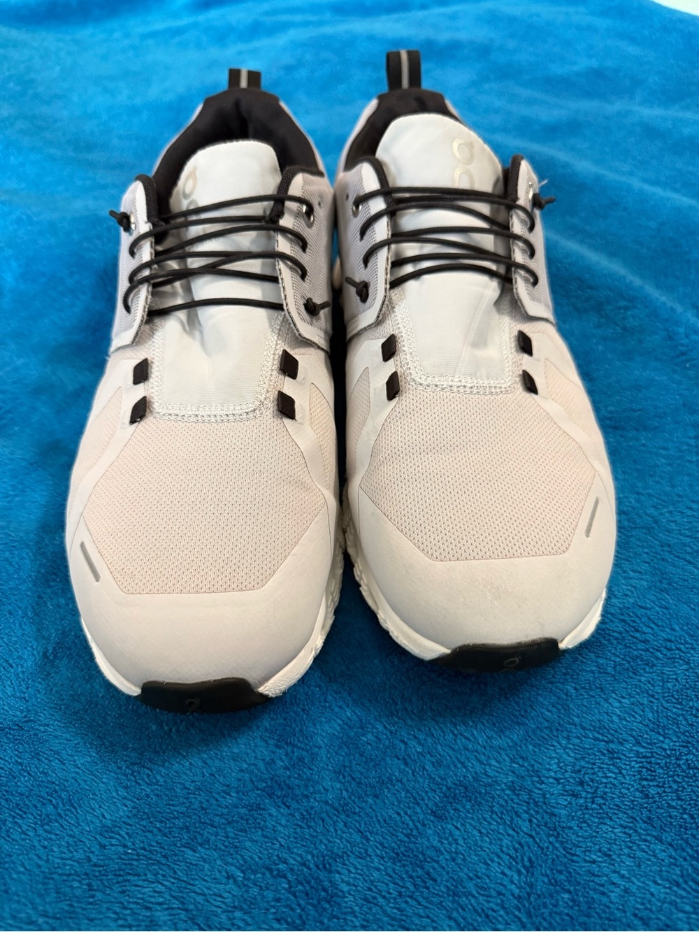 On Cloud 5 Waterproof sneaker in the Glacier/White colorway in men’s 11.5